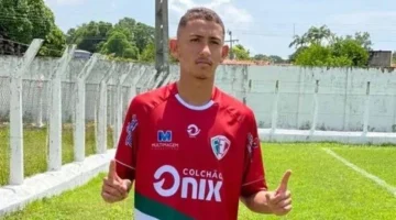 وفاة لاعب كرة قدم برازيلي تسبب بها حادث غير متوقع مع بقرة في طريقه